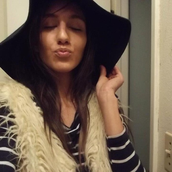 Meet your Posher! Leah Beee - Picture 4 of 16